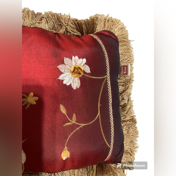 Sherry Kline silk accent pillow. - Picture 2 of 4